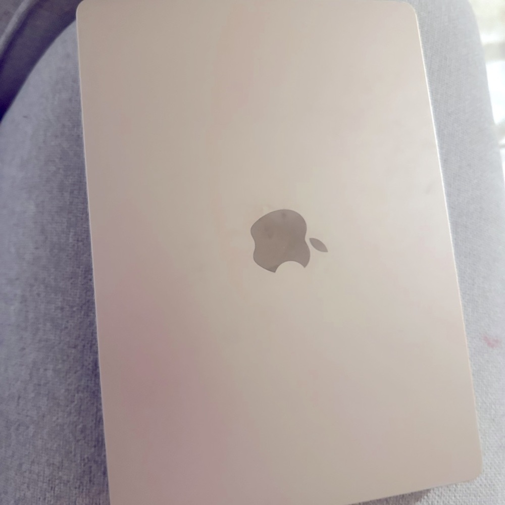 macbook pro, 13.6”, apple M2 chip, 16 GB men, 256 GB SSD, starlight